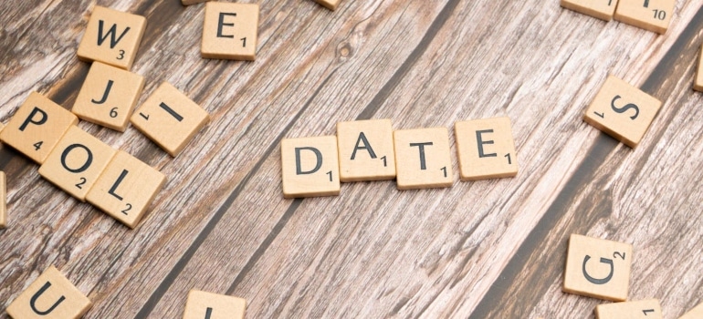 scrabble letters spelling 'date'