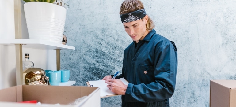 a mover with an inventory list.