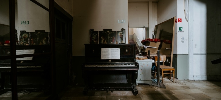 an old piano in a dusty room