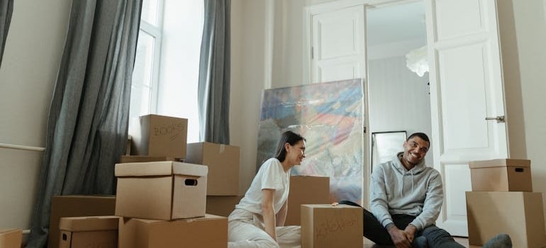 a couple packing boxes talking about how to use portable storage for fine art